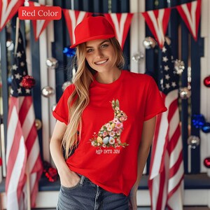 Blumen Osterhasen T-Shirt: Hop In Joy Frühling Tee