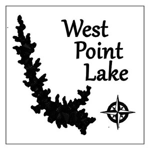 Puede incluir: Gráfico en blanco y negro con el texto "West Point Lake" en una fuente decorativa. El diseño incluye un mapa estilizado del lago y una rosa de los vientos. La imagen está sobre un fondo blanco.