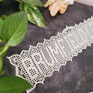 Tapete de crochet personalizado con nombre. Nombre, apellido, letra o palabra personalizados. Decoración para bodas. Regalos de aniversario y cumpleaños. Regalo tejido como reliquia familiar.