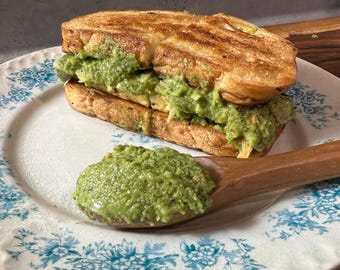 Schnelles und einfaches vegan-freundliches Rucola-Mandel-Pesto