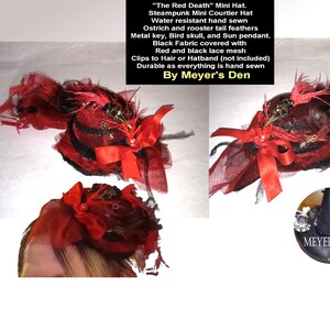 Può includere: Un mini cappello steampunk rosso e nero con piume, una chiave di metallo, un teschio di uccello e un ciondolo a forma di sole. Il cappello è cucito a mano e ha una rete di pizzo rosso. "The Red Death" Mini Hat. By Meyer's Den.