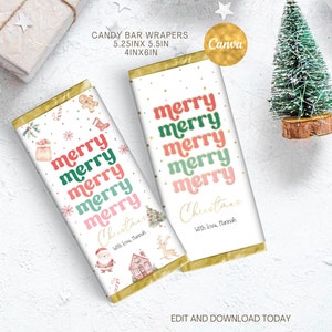 Peut inclure: Deux emballages de barres chocolatées avec un bord doré. Les emballages présentent le texte "Merry Christmas" en rouge, vert et rose. Un emballage a des illustrations de Noël. L'autre a des étoiles dorées. Mesurent 13,3 cm x 14 cm.