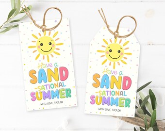 Puede incluir: Dos etiquetas de regalo blancas con un sol amarillo sonriente y el texto "Have a SAND-SATIONAL SUMMER" en letras coloridas. Las etiquetas tienen una cuerda para colgar y están decoradas con pequeños puntos de colores. El texto "WITH LOVE, TAYLOR" está en la parte inferior.