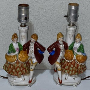 Zestaw VTG 2 lamp porcelanowych, figurek par, wykonanych w okupowanej Japonii. CZYTAJ