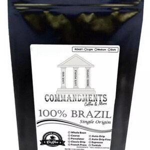 Puede incluir: Una bolsa negra de granos de café 100% brasileños con una etiqueta blanca que dice "COMMANDMENTS Coffee & More" y "100% BRAZIL Single Origin". La etiqueta también incluye un gráfico de tres pilares con las palabras "LOVE GOD", "LOVE PEOPLE" y "DRINK COFFEE" escritas en ellos. La etiqueta enumera las opciones de tueste: Light, Medium y Dark. La etiqueta también enumera los métodos de preparación: Grano entero, Grueso, Percolador, Goteo clásico, Prensa francesa, Turco, Goteo automático, Goteo automático fino y Espresso.