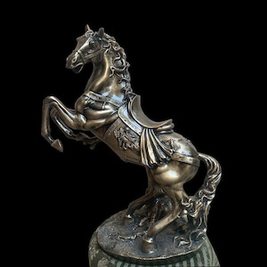 Hand-Painted Resin Horse Sculpture: Royal Equestrian Decor