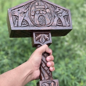 Hand-Forged Viking Mjolnir – Authentic Norse Thor&#39;s Hammer Replica – Custom Engraved Wooden Handle – Nordic Mythology Decor