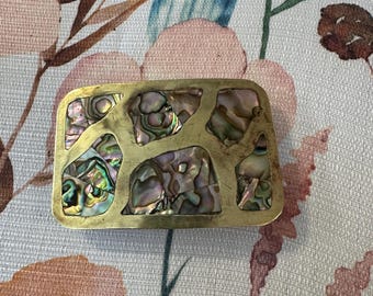 Fibbia per cintura vintage messicana in ottone con conchiglia di abalone e intarsio a mosaico iridescente, stile boho western, anni '70/'80.