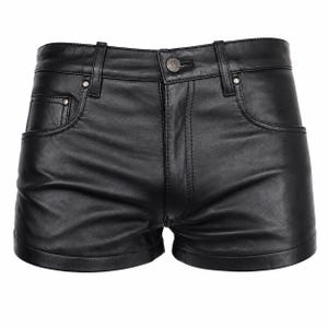 Könnte beinhalten: Schwarze Ledershorts mit klassischem Fünf-Taschen-Design, Knopfverschluss vorne, Gürtelschlaufen und sichtbaren Ziernähten. Die Shorts haben eine glatte Oberfläche mit silberfarbenen Metallnieten an den Taschenecken und einem Knopf.