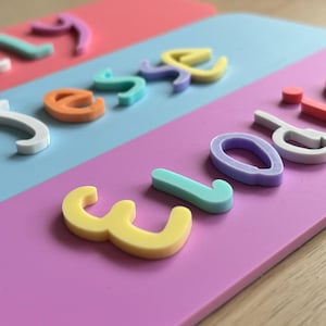 Letrero personalizado con nombre escrito a mano / Placa para puerta con letras en 3D / Decoración de habitación infantil con arcoíris pastel colorido / Arte infantil / Dormitorio infantil