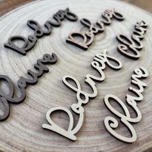 Plaque nominative en bois personnalisée | Décoration en bois | Noms cursifs | Couverts de table | Décoration d'intérieur rustique | Hébergement | Décoration de fête | Touche personnalisée