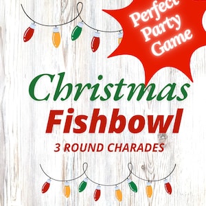 Puede incluir: Un juego de temática navideña llamado "Christmas Fishbowl" con un gráfico de estrella roja que dice "Perfect Party Game". El juego incluye 3 rondas de charadas. La imagen tiene un fondo de madera con una cadena de luces navideñas y una fila de árboles de Navidad en la parte inferior.