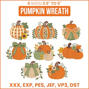 Può includere: Un set di ricami digitali intitolato PUMPKIN WREATH con otto illustrazioni di zucche in arancione, verde e crema con accenti floreali, a quadri e fiocchi. Il testo indica 6 DIMENSIONI: da 6,35 cm a 12,7 cm e i formati XXX, EXP, PES, JEF, VP3, DST.