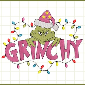 Puede incluir: Diseño de bordado con el Grinch usando un gorro de Papá Noel con estrellas amarillas, rodeado de luces navideñas de colores. La palabra "GRINCHY" es rosa, con el texto "GRINCH CHRISTMAS" arriba. Tamaños de 10,16 cm a 20,32 cm.