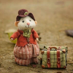 Needle felted Lady traveler mouse,she has three suitcases,wollen mouse with baggage, mouse in vintage style,gift for granny, mouse in outfit