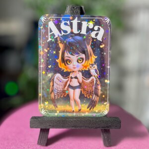 Carta Chibi da Collezione Astra TinyVerse – Guardiano della Saggezza con Ali di Gufo di EvesCollective