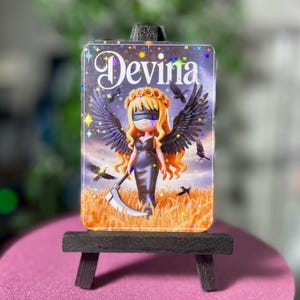 Carta Chibi da Collezione Devina TinyVerse – Guardiana dell'Equilibrio dall'Universo Collettivo di Eve