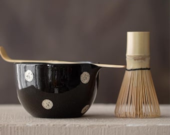 Juego de cuencos minimalistas de cerámica para matcha, hecho a mano en color negro. Regalo de Navidad para amantes del matcha.