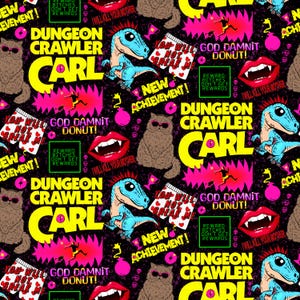 Könnte beinhalten: Ein sich wiederholendes Muster mit Zeichentrick-Dinosauriern, Katzen und Text. Die Worte "Dungeon Crawler Carl" stehen in großen gelben Buchstaben. Weitere Texte sind "God Damnit Donut!" und "New Achievement!" auf schwarzem Hintergrund.