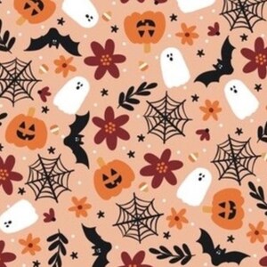 Puede incluir: Patrón repetitivo con ilustraciones temáticas de Halloween. El diseño incluye calabazas naranjas, fantasmas blancos, murciélagos negros, telarañas y flores granates sobre un fondo melocotón. Pequeñas estrellas negras y ramitas de hojas completan el diseño festivo.