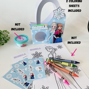 Puede incluir: Una caja de regalo para fiestas con tem&aacute;tica de Frozen con un nombre personalizado, "ISABELLA", y una imagen de Elsa y Anna. La caja incluye tres hojas de pegatinas, dos hojas para colorear y l&aacute;pices de colores. La plastilina no est&aacute; incluida.