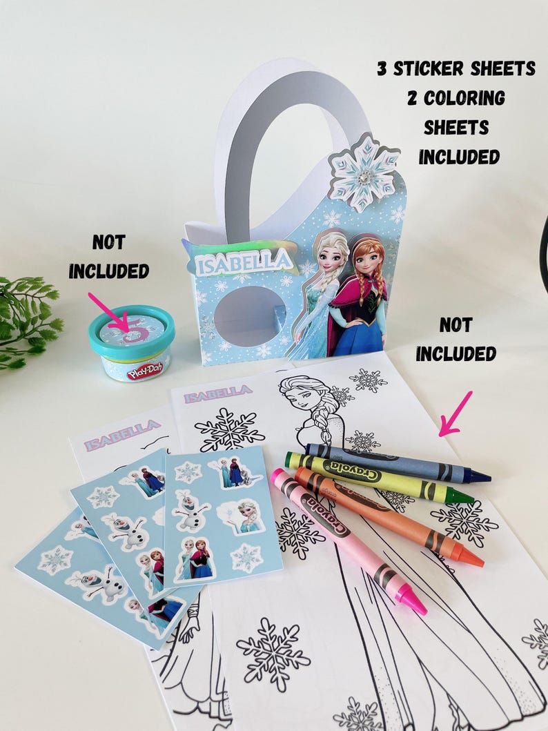 Puede incluir: Una caja de regalo para fiestas con tem&aacute;tica de Frozen con un nombre personalizado, "ISABELLA", y una imagen de Elsa y Anna. La caja incluye tres hojas de pegatinas, dos hojas para colorear y l&aacute;pices de colores. La plastilina no est&aacute; incluida.