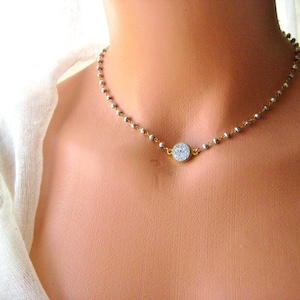 Rosario de pirita de plata bañado en oro de 24 quilates sobre cadena de plata de ley con dije de plata druzy enmarcado en oro de 24 quilates. En capas, regalo, bohemio.