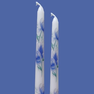Blue Crocus Taper Candles – Elegant Floral Dinner Candles – Cottagecore Home Decor – Romantic Gift – Spring Wedding Table Centerpiece