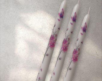 Świece stożkowe z motywem kwiatowym, zdobione ręcznie: wzór kwiatów w kolorze różowo-fioletowym