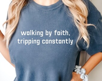 Gehen durch Glauben Stolpern ständig Shirt | Christliche Frauen T-Shirt