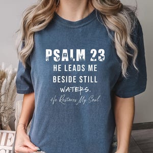 PSALM 23 T-Shirt | Er führt mich neben noch Wasser Shirt | Christliche Shirts für Frauen | Bibelkreis Studiengruppe| Glaube Shirt | Christliches Mama-Shirt