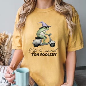 Off To Commit Tom Foolery Frog T-shirt | Unisex Weirdcore-tröja