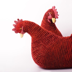 Patrón de tejido para pollo Rhode Island Red grande. PDF en inglés.