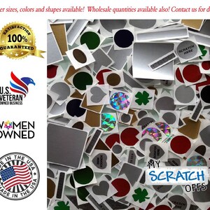 Pu&ograve; includere: Assortimento di adesivi gratta e vinci colorati con varie forme, tra cui cerchi, cuori, trifogli e stelle. Gli adesivi sono argentati, dorati, rossi, verdi e blu. Il testo "MY SCRATCH OFFS" &egrave; stampato sugli adesivi.