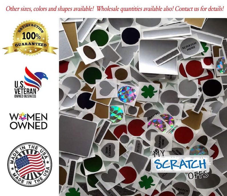 Pu&ograve; includere: Assortimento di adesivi gratta e vinci colorati con varie forme, tra cui cerchi, cuori, trifogli e stelle. Gli adesivi sono argentati, dorati, rossi, verdi e blu. Il testo "MY SCRATCH OFFS" &egrave; stampato sugli adesivi.