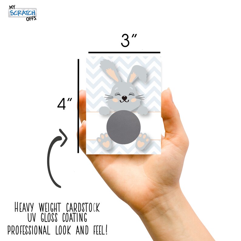 Pu&ograve; includere: Una carta da grattare di 10 cm per 7,5 cm con un coniglio grigio su uno sfondo bianco a chevron. La carta &egrave; stampata su cartoncino pesante con una finitura lucida UV.