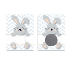 Pu&ograve; includere: Due carte stampabili con un coniglio grigio che tiene un cerchio. Lo sfondo &egrave; un motivo a chevron blu chiaro. Una carta ha un cerchio bianco e l'altra un cerchio grigio.