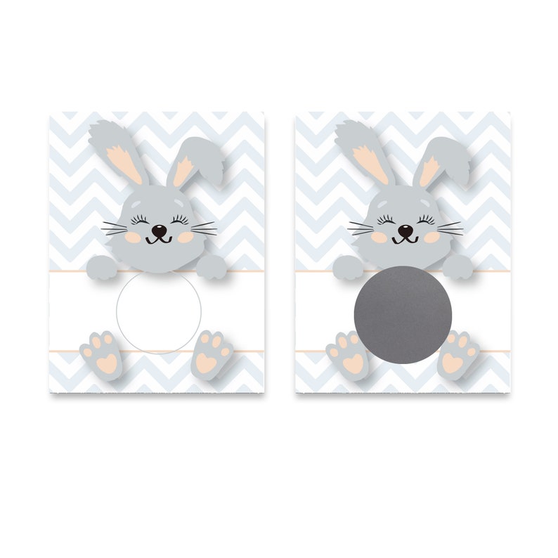 Pu&ograve; includere: Due carte stampabili con un coniglio grigio che tiene un cerchio. Lo sfondo &egrave; un motivo a chevron blu chiaro. Una carta ha un cerchio bianco e l'altra un cerchio grigio.