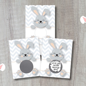 Pu&ograve; includere: Tre schede stampabili con un coniglio grigio con orecchie rosa e uno sfondo a motivo chevron. Le schede hanno un cerchio al centro per scrivere un messaggio personalizzato. Il testo su una scheda dice "Scrivi il tuo messaggio personalizzato qui."
