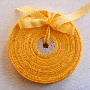 Vintage Frans geweven lint jaren 1930/40 - voorraad hoedenmakers - 5/8 inch goudsbloem geel