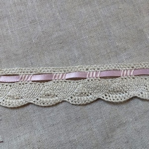 Vintage 1920er französischer Spitzenbesatz 7/8 Zoll komplizierte Baumwollspitze mit blassrosa Satinband