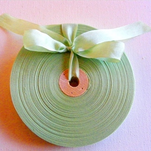 Vintage Frans geweven lint uit de jaren 30 en 40 - voorraad hoedenmakers - 5/8 inch mintgroen