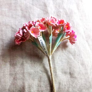 Chapelaria antiga do início de 1900 reunida em buquê de Forget Me Nots em tons de rosa profundo