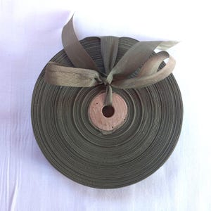 Vintage Frans geweven lint uit de jaren 30 en 40 - voorraad hoedenmakers - 5/8 inch oud mos