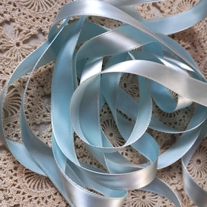 Ruban de satin français vintage des années 30 et 40 11/16 po. bleu pâle