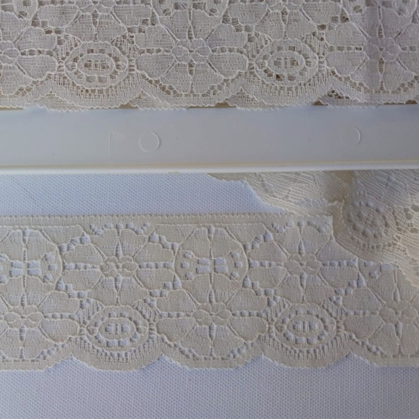 Vintage 1950's 2 1/2" French Ivory Floral Lace