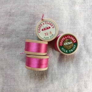 Cappotti antichi degli anni '30 -'40 in pura seta ricamata a torsione con asola in seta, bobina da 10 yd, rosa lampone 32b