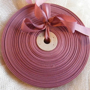 Ruban tissé français vintage des années 30 et 40 - Stock de modistes - Rose séchée de 5/8 po.