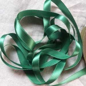 Ruban de satin français vintage des années 30-40 9/16 pouces vert émeraude