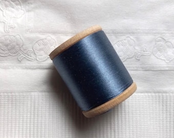 Antico filo da ricamo Corticelli in pura seta per cucito a mano, anni '40, bobina da 100 iarde, blu uniforme 6770